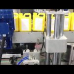 Etichettatrice automatica per bottiglie di liquido detergente