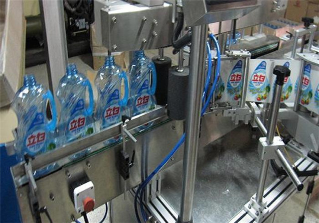Etichettatrice bifacciale automatica per dettagli di bottiglie di lozione per shampoo