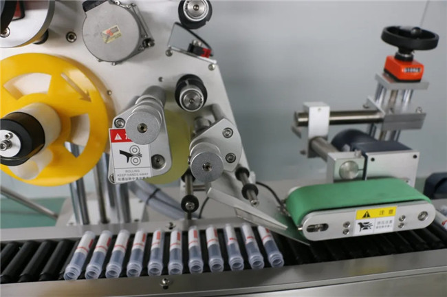 Etichettatrice adesiva adesiva per siringa avvolgente orizzontale automatica