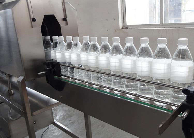 Etichettatrice automatica per bottiglie in PVC termoretraibile