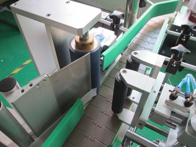 Particolari rotondi verticali automatici del macchinario dell'attrezzatura dell'etichettatrice delle lattine di metallo